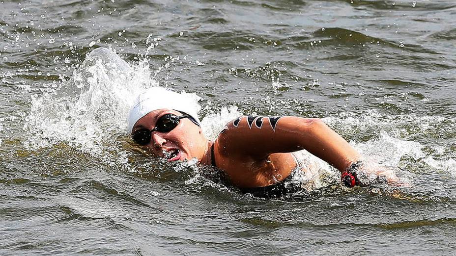 Poliana Okimoto disputa prova durante a competição de Maratona Aquática 10Km na Arena Hyde Park nos Jogos Olímpicos de Londres