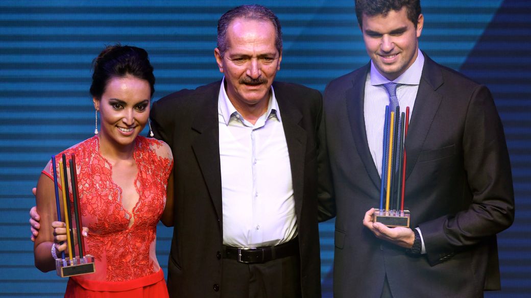 Poliana Okimoto, o ministro Aldo Rebelo e Jorge Zarif na entrega do Prêmio Brasil Olímpico 2013, em São Paulo