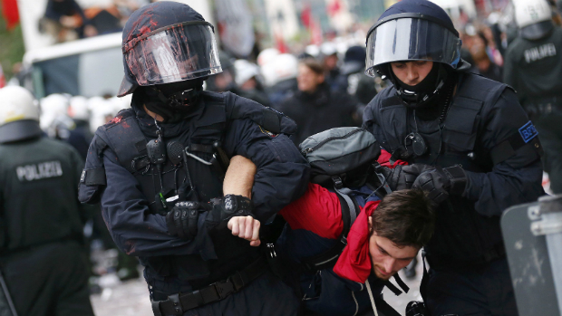 Polícia alemã enfrenta manifestantes em Frankfurt