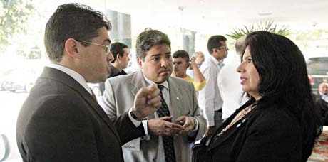 Os advogados Valdetário Monteiro (OAB) e Leandro Vasques (Sinpoci) ouviram as ponderações da presidente do sindicato, Inês Romero
