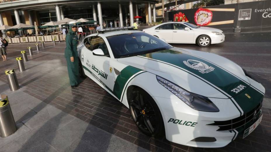 Polícia de Dubai ganha viatura Ferrari FF