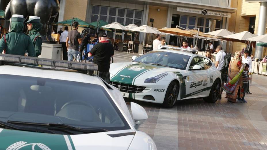 Polícia de Dubai ganha viatura Ferrari FF