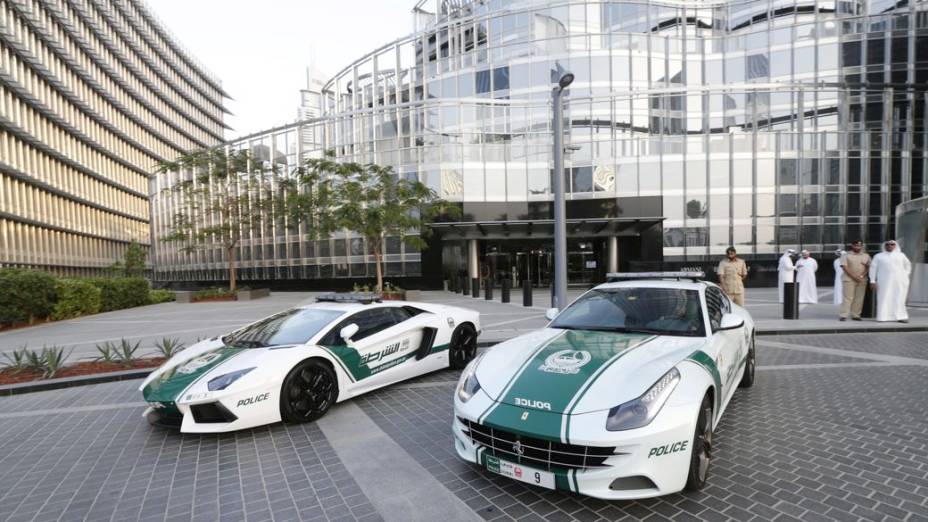 Polícia de Dubai ganha viatura Ferrari FF