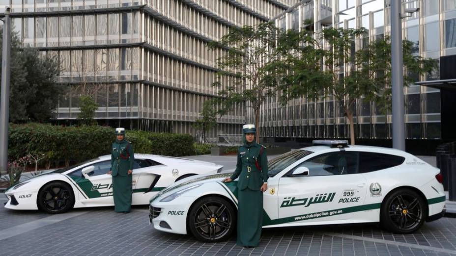 Polícia de Dubai ganha viatura Ferrari FF