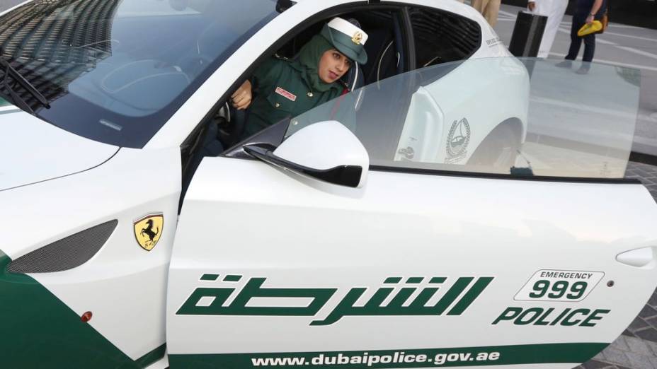 Polícia de Dubai ganha viatura Ferrari FF