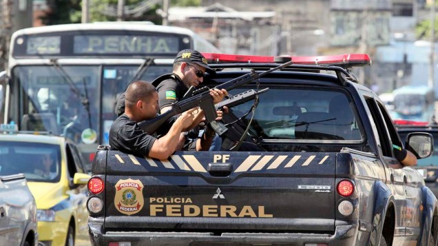 Na sexta-feira, dia 26 de novembro, policiais federais na favela da Grota, no Rio de Janeiro