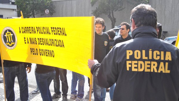 Policiais em greve fazem protesto na sede da PF em São Paulo