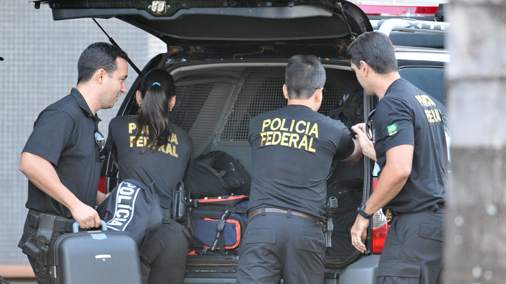 Agentes da Polícia Federal durante a Operação Voucher - 09/08/2011