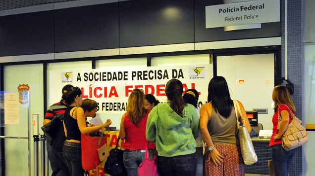 Polícia federal continua em greve, no aeroporto Internacional dos Guararapes, passageiros fizeram pequenas filas para serem atendidos