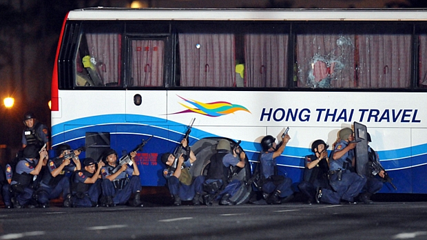 Polícia filipina prepara ataque a ônibus sequestrado em Manila
