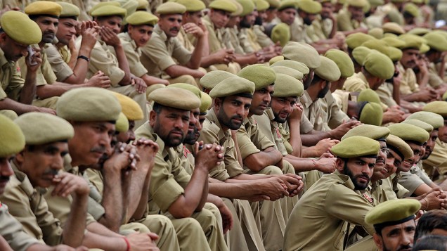 Policiais assistem a uma cerimônia na academia de polícia perto de Srinagar, na Índia