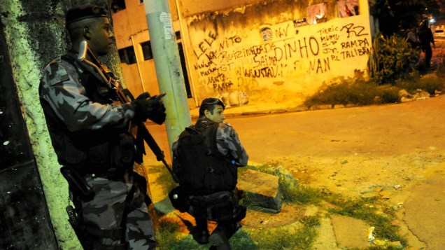 Policial Militar durante ocupação da favela Vila Kennedy para futura instalação de uma UPP, no Rio de Janeiro