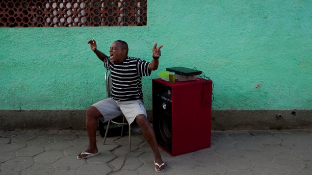 Morador se diverte em frente a sua casa: mais tranqüilidade com as ruas livres dos traficantes