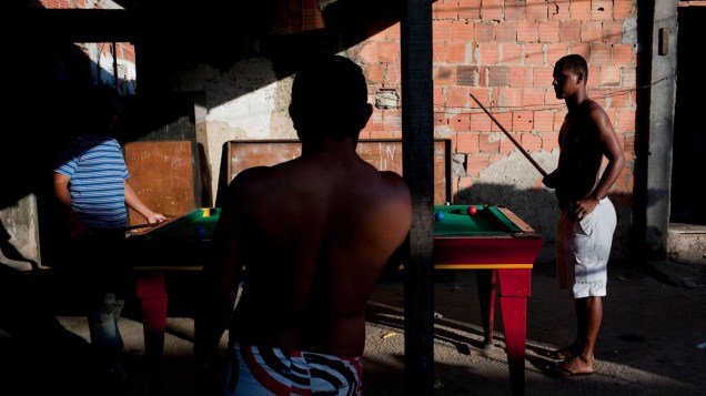 Moradores jogam sinuca em um bar da favela: ainda falta muito para romper a barreira da desconfiança mútua