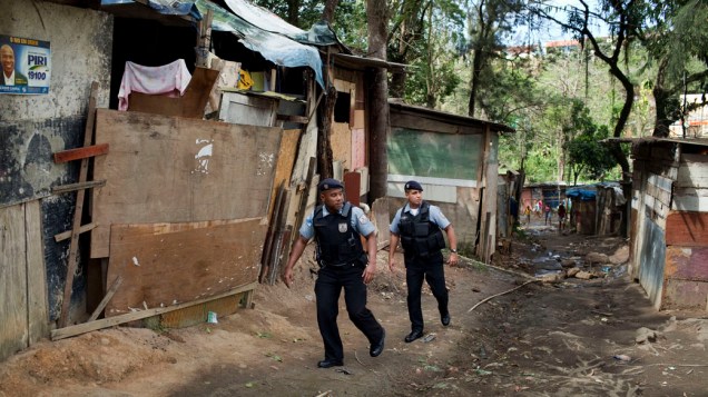 Policiais em patrulha pela favela: trabalho policial não é deixado em segundo plano