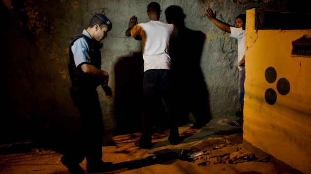 Policias abordam jovens moradores durante patrulha noturna: ação social, mas sem esquecer as rondas