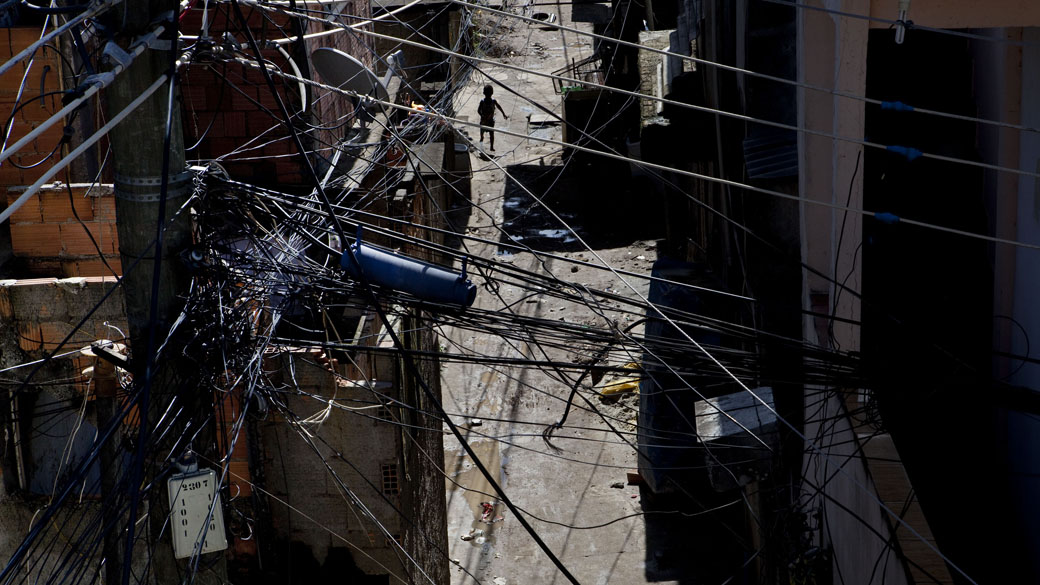 Os “gatos” na rede de energia elétrica: uma das marcas registradas das favelas cariocas