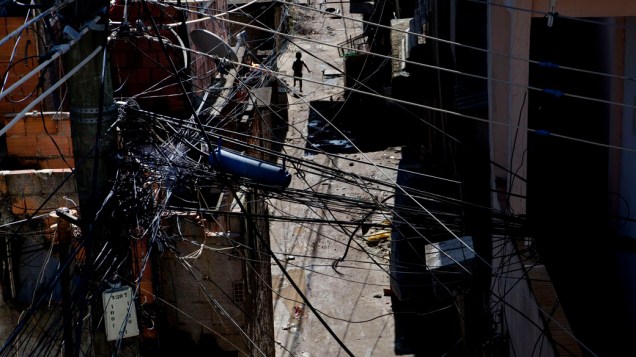 Os “gatos” na rede de energia elétrica: uma das marcas registradas das favelas cariocas