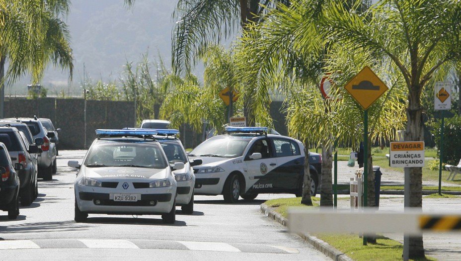 Policiais civis deixam o condomínio do jogador Bruno, no Recreio dos Bandeirantes: menor encontrado na casa do goleiro é suspeito de ter participado da morte de Eliza Samudio