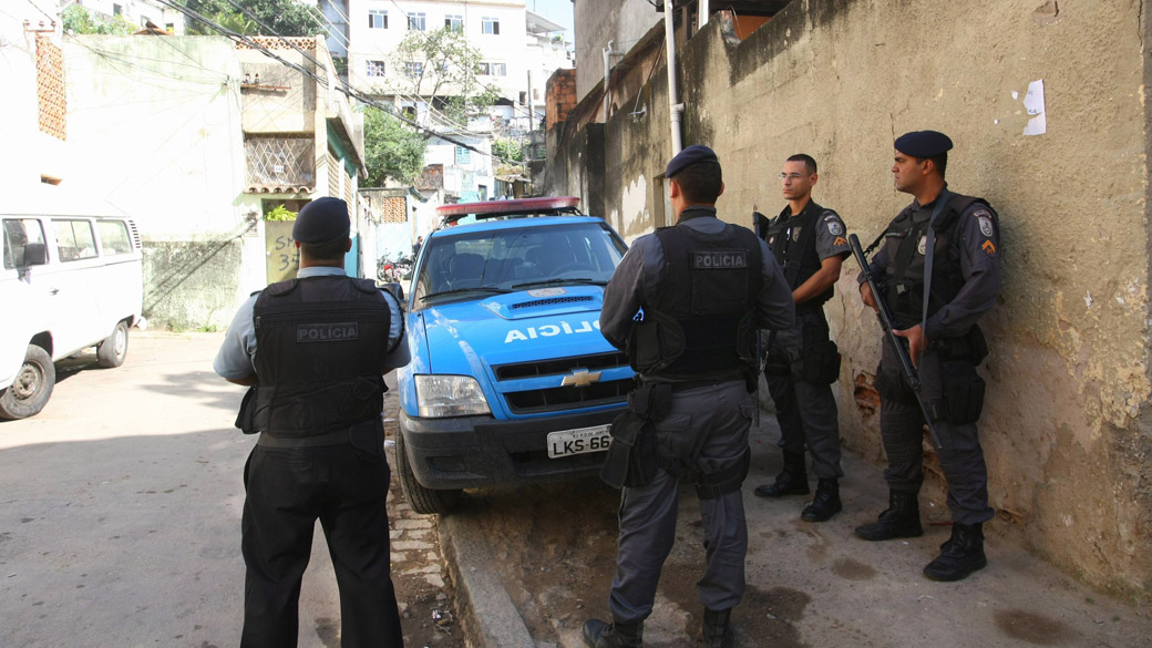 Policiais reforçam a segurança no Morro da Coroa, após confronto com traficantes armados com granadas na região