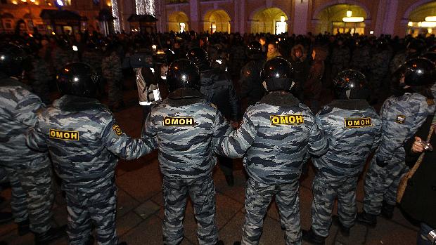 Cordão policial isola manifestação em São Petersburgo