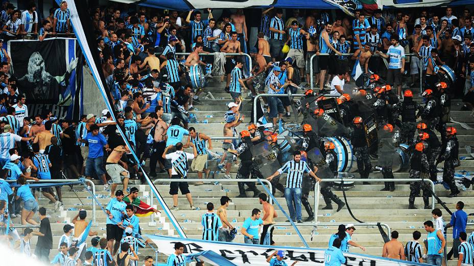 Policiais agem para separar confusão durante a inauguração da Arena