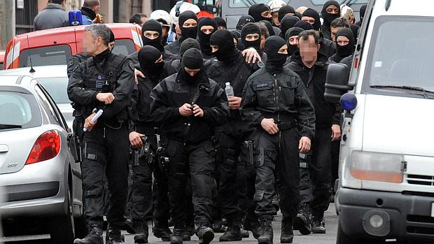 Grupo de policiais que participaram da invasão ao apartamento do assassino de Toulouse