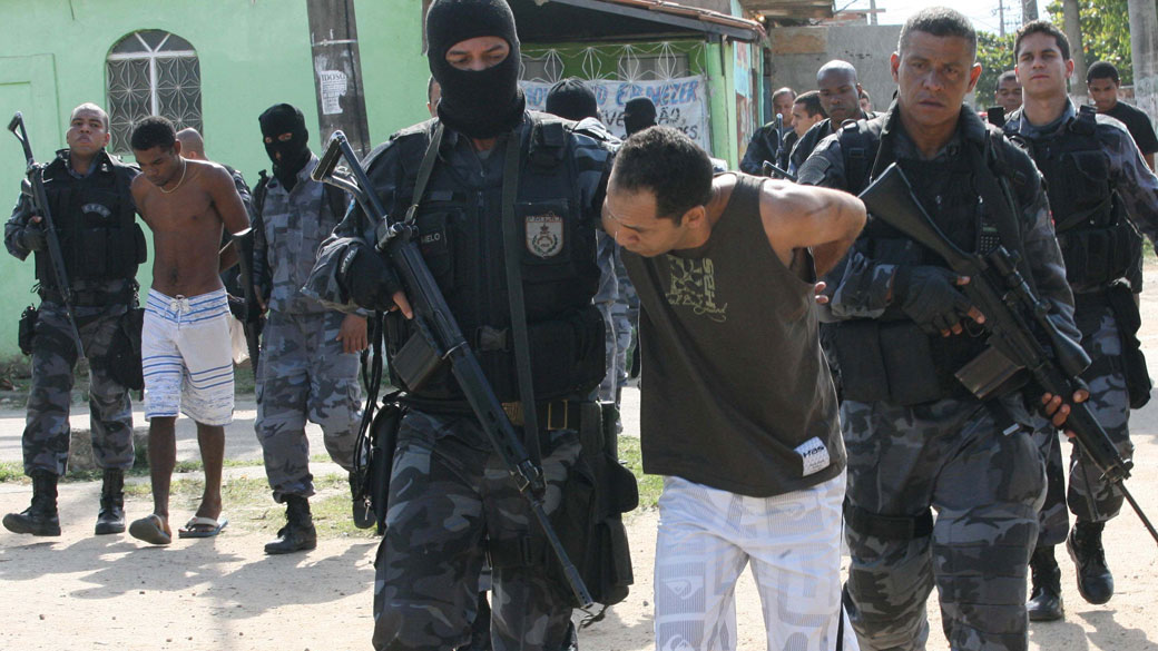 Traficantes são presos durante operação policial do Bope com o Batalhão de Choque, na favela de Antares, no Rio de Janeiro
