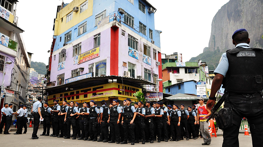 Policiais da UPP na favela da Rocinha, no Rio de Janeiro