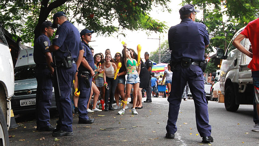 Polícia nas ruas da região da Vila Madalena, nesta segunda-feira (16)