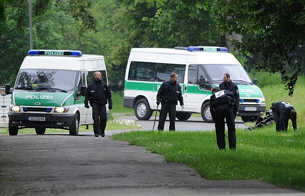 Policiais investigam área onde bomba explodiu, no centro da Alemanha