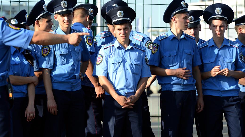 Policiais atentos aos torcedores na Eurocopa 2012