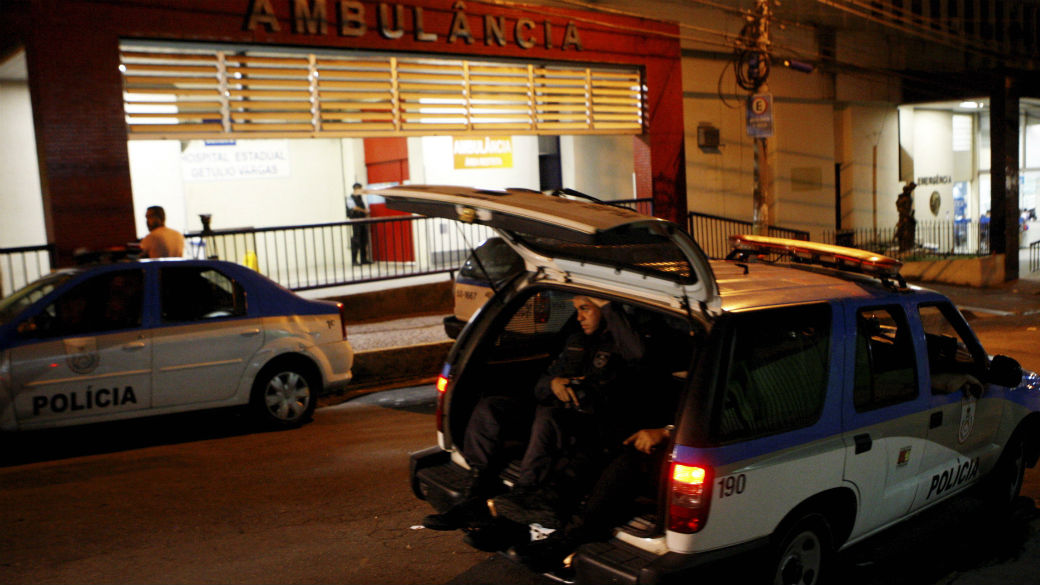 Policiais são baleados na UPP do Alemão