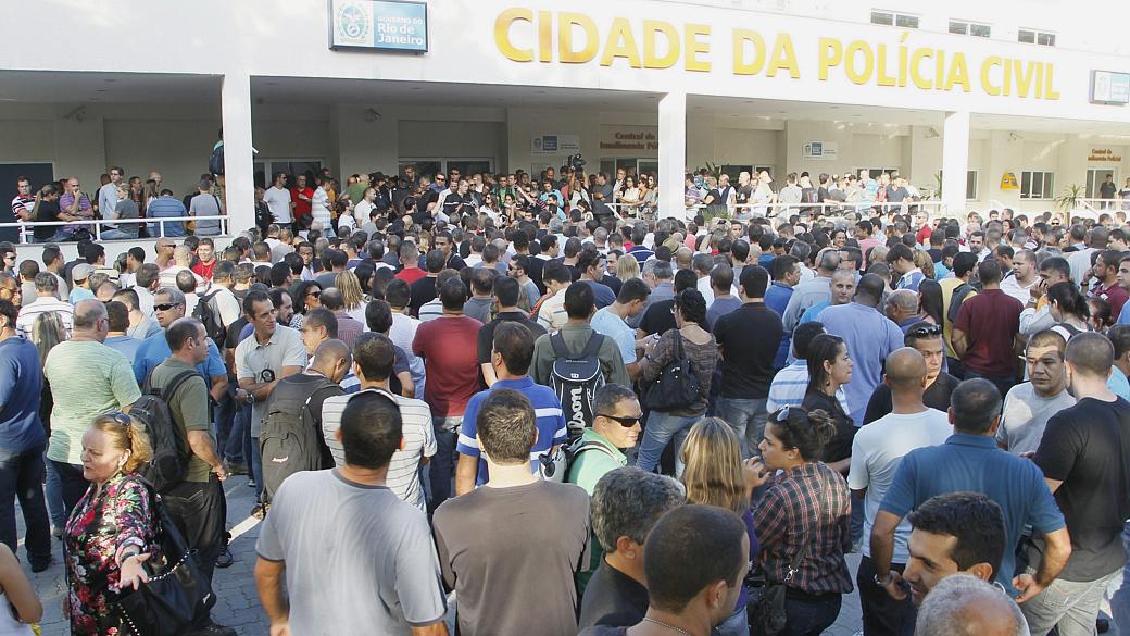 Policiais em greve se reunem na Cidade da Polícia, no Rio