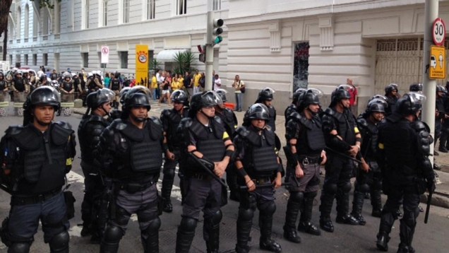 Policiais fazem cordão de isolamento para barrar avanço de mascarados em Copacabana
