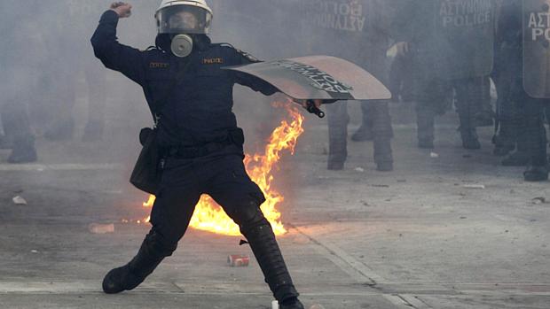 Policiais gregos tentam acalmar manifestantes que protestam contra o novo plano de austeridade