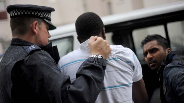 Em Londres, policial prende suspeito de participar dos atos de vandalismo que atingiram a capital inglesa nos últimos dias