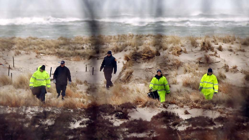Policiais encontram dois corpos na praia Babylon, Nova York