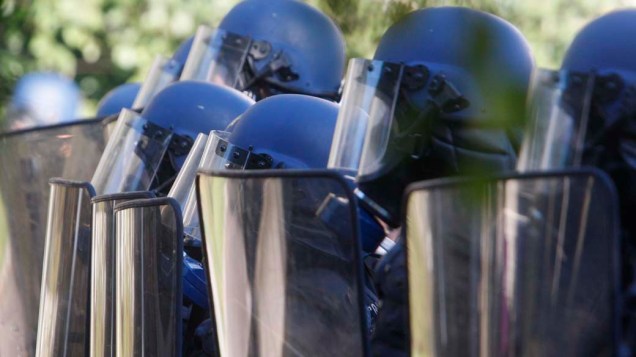 Policiais franceses reprimem manifestação contra a reforma da previdência em Nanterre, no norte do país
