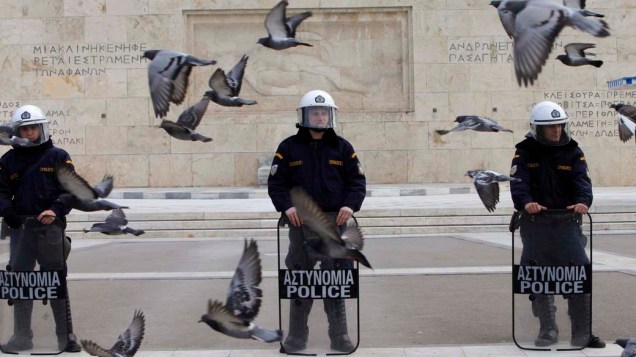 Policiais em frente ao parlamento grego na cidade de Atenas. Funcionários do transporte público fizeram greve contra reformas no setor