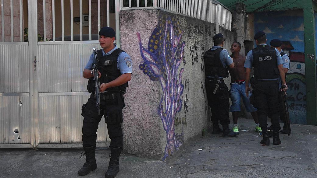 Policiais reforçaram a segurança na Mangueira após protesto de moradores
