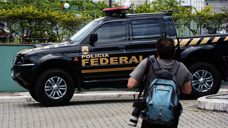 O ex-presidente do Partido dos Trabalhadores (PT) José Genoino e o ex-ministro da Casa Civil José Dirceu deixam o prédio da Polícia Federal em um Corolla escoltado, rumo ao aeroporto de Congonhas, em São Paulo