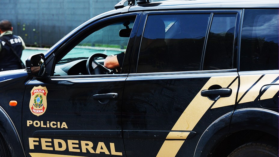 O ex-presidente do Partido dos Trabalhadores (PT) José Genoino e o ex-ministro da Casa Civil José Dirceu deixam o prédio da Polícia Federal em um Corolla escoltado, rumo ao aeroporto de Congonhas, em São Paulo