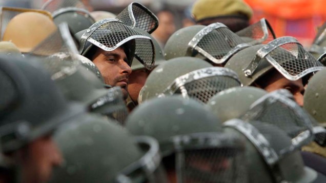 Policiais durante protesto de trabalhadores do Partido Democrático do Povo (PDP) em Srinagar, na Índia