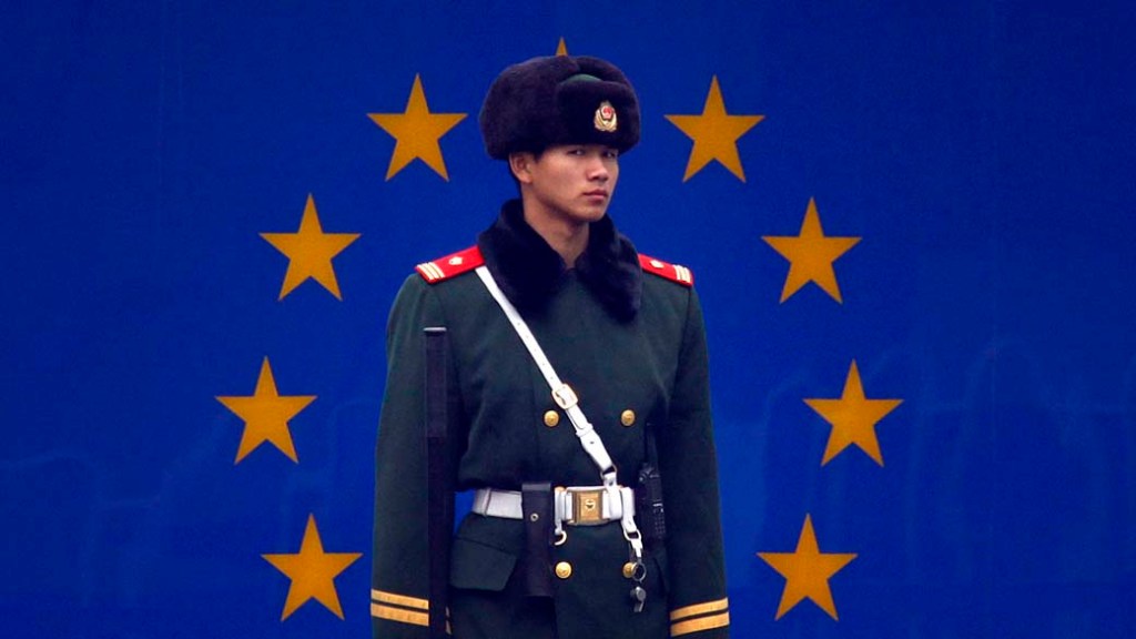 Oficial na entrada da embaixada da União Européia em Pequim, China
