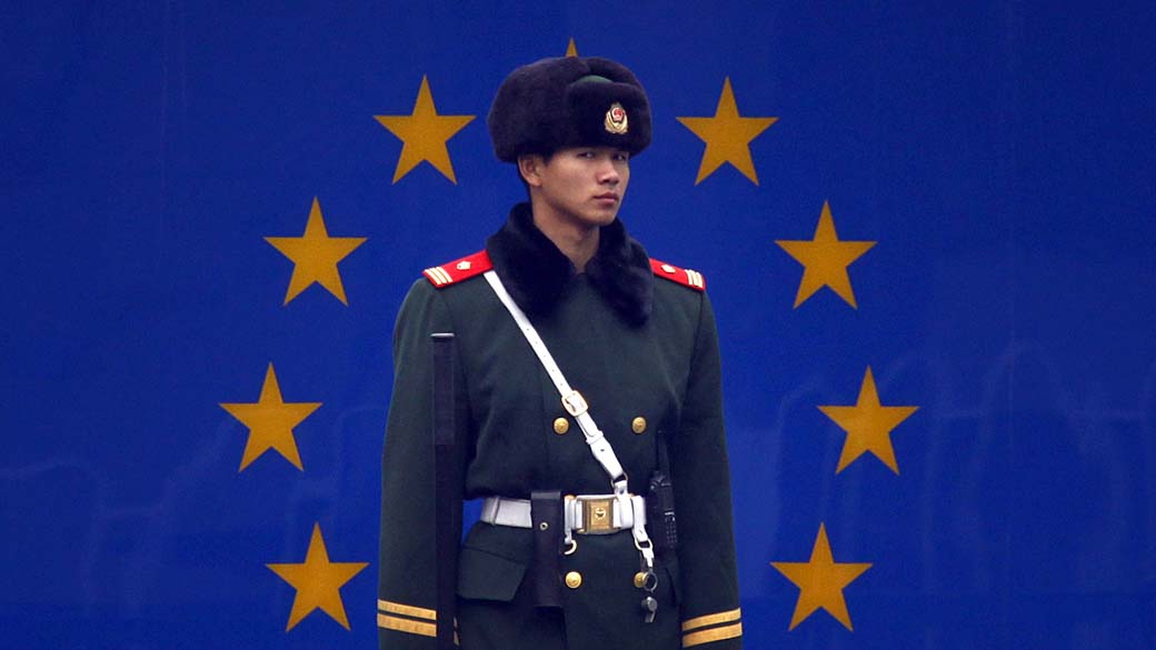 Oficial na entrada da embaixada da União Européia em Pequim, China
