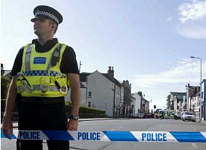 Policial vigia cena de crime em Cumbria, na Inglaterra