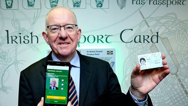 Ministro das Relações Internacionais da Irlanda, Charlie Flanagram, mostra novo cartão de passaporte