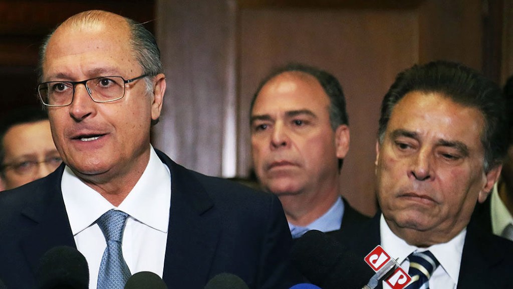 Os governadores Geraldo Alckmin, de São Paulo, e João Lyra Neto, de Pernambuco, durante coletiva com jornalistas na capital paulista