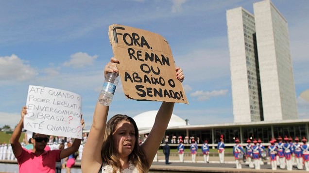 Estudantes protestam contra a eleição do presidente do Senado  Renan Calheiros
